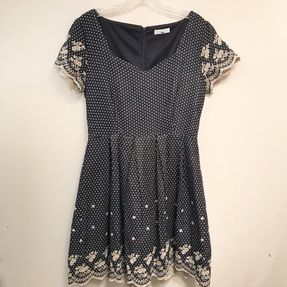 Jun & Ivy Embroidered Dress Womens Size‎ Medium Sweetheart Neckline Flowy